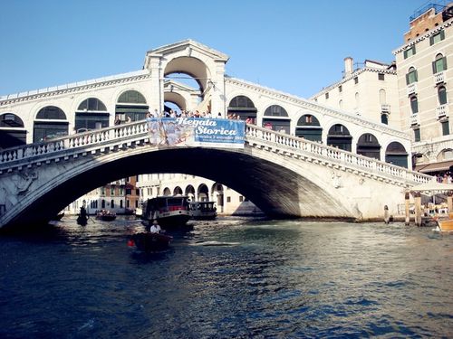威尼斯有名的石桥（威尼斯有名的石桥有哪些）